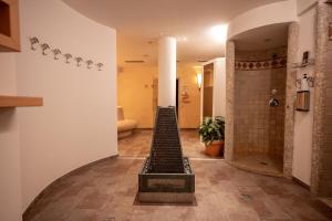 un corridoio con cabina doccia in un edificio di Hotel Alpin a Colle Isarco