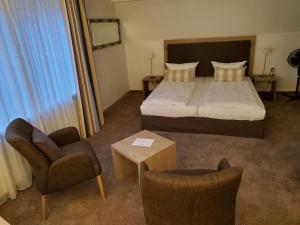 Postel nebo postele na pokoji v ubytování Hotel am Schlosspark garni