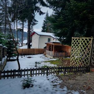 Peisaj natural din apropierea acestei pensiuni