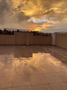 ein Sonnenuntergang auf dem Dach eines Gebäudes in der Unterkunft Cómodo departamento en barrio petrolero in Sucre