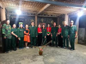 un grupo de personas con uniformes militares posando para una foto en Mai Tiến homestay 188, en Mai Chau