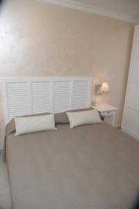 una camera da letto con un grande letto con due cuscini di B&B Mediterranea Sea House a Montesilvano
