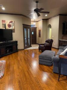 Sjónvarps- og/eða afþreyingartæki á Oxford House - Pet Loving, Fenced, Garage, near I-35, UCO, OCU, Lazy E, OKC with 3 comfortable beds!