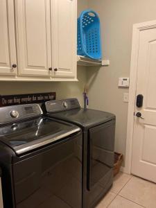 Eldhús eða eldhúskrókur á Oxford House - Pet Loving, Fenced, Garage, near I-35, UCO, OCU, Lazy E, OKC with 3 comfortable beds!