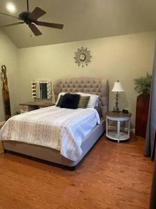 Rúm í herbergi á Oxford House - Pet Loving, Fenced, Garage, near I-35, UCO, OCU, Lazy E, OKC with 3 comfortable beds! +37 myndir