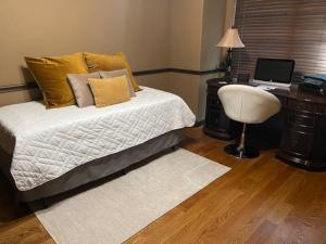Rúm í herbergi á Oxford House - Pet Loving, Fenced, Garage, near I-35, UCO, OCU, Lazy E, OKC with 3 comfortable beds!