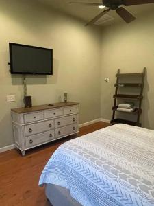 Rúm í herbergi á Oxford House - Pet Loving, Fenced, Garage, near I-35, UCO, OCU, Lazy E, OKC with 3 comfortable beds!