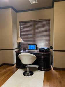 Sjónvarps- og/eða afþreyingartæki á Oxford House - Pet Loving, Fenced, Garage, near I-35, UCO, OCU, Lazy E, OKC with 3 comfortable beds!