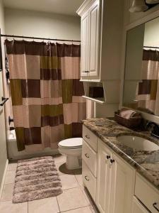 Baðherbergi á Oxford House - Pet Loving, Fenced, Garage, near I-35, UCO, OCU, Lazy E, OKC with 3 comfortable beds!