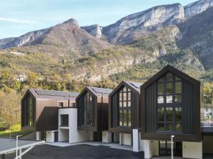 a group of houses with mountains in the background at Appartamento con accesso a spa privata in Maso
