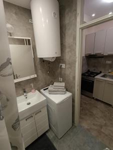 baño pequeño con lavabo y lavabo blanco en Vist 3 apartment, en Belgrado 8 fotos más