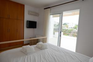 Postel nebo postele na pokoji v ubytování Villa Aura - Villa in Peyia
