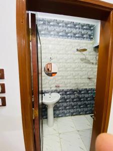 bagno con lavandino e servizi igienici in camera di sunset guest house a Aswan