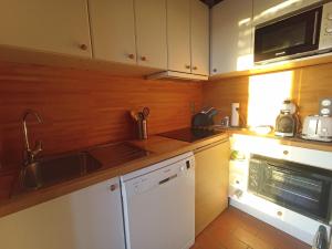 Kuchyň nebo kuchyňský kout v ubytování Villa 3 chambres vue mer Valcros