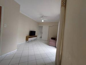 Μια τηλεόραση ή/και κέντρο ψυχαγωγίας στο Apartamento Guilhermina - Praia Grande