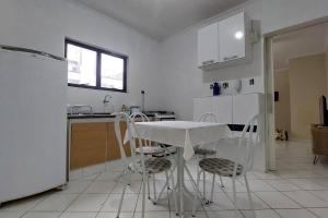Η κουζίνα ή μικρή κουζίνα στο Apartamento Guilhermina - Praia Grande