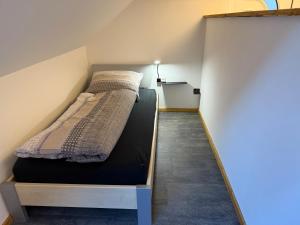Rúm í herbergi á Ferienwohnung Unsere Mühle