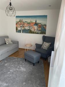a living room with two couches and a painting on the wall at Apartment im Herzen von Thurnau in Thurnau