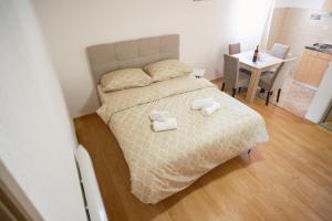 a bedroom with a bed with two towels on it at Apartmani Biser Kupresa 4 in Kupres