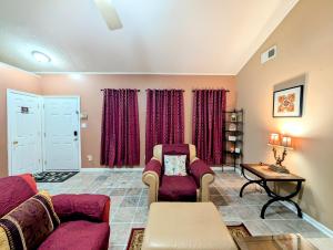 Χώρος καθιστικού στο The US National Whitewater Center Entire Home