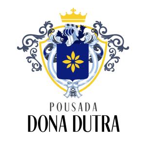 un bouclier avec un blason royal et une couronne dans l'établissement Pousada DONA DUTRA, à Lençóis Paulista