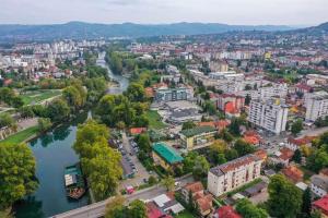 Γενική άποψη της πόλης Kuljani ή θέα της πόλης από  αυτό το διαμέρισμα