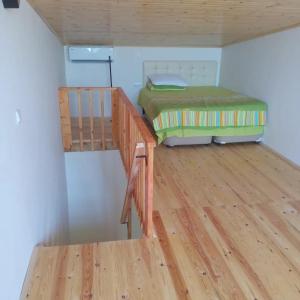 a bedroom with a bunk bed and a staircase at Ilıca Anatolia Keramet in Boyalıca