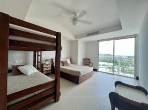 Ένα ή περισσότερα κρεβάτια σε δωμάτιο στο Bay View Grand Marina- 3 bedrooms with jacuzzi-602S +11 φωτογραφίες