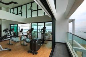 Phòng/tiện nghi tập thể dục tại NEW! Spacious 3BR Luxury Stay at Sunrise Gurney GeorgeTown