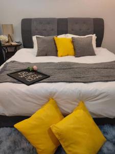 Giường trong phòng chung tại NEW! Spacious 3BR Luxury Stay at Sunrise Gurney GeorgeTown +50 ảnh