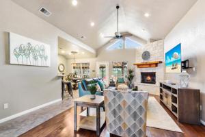 un soggiorno con divano e camino di Hill Country Vibe a Canyon Lake