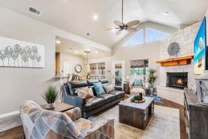 un soggiorno con divano e camino di Hill Country Vibe a Canyon Lake