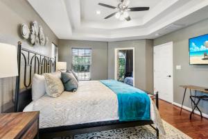una camera da letto con un letto e un ventilatore a soffitto di Hill Country Vibe a Canyon Lake Altre 38 foto
