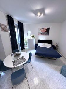 Un dormitorio con una cama y una mesa y sillas. en Dreams Little Apartment - M5 Station - Near Center, en Milán