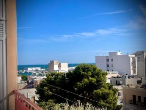 una vista di una città da un balcone di San Francesco Home a Manfredonia