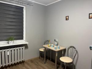 a small table and chairs in a room with a window at Mszczonów kawalerka Termy Suntago Deepspot in Mszczonów