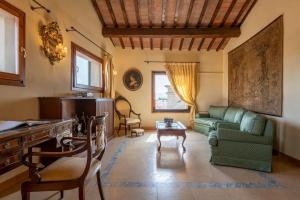 a living room with a green couch and a table at Lussuoso appartamento vista Duomo in Florence