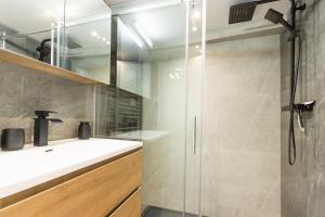 a bathroom with a shower and a white sink at Romantisches Studio 4 Rosenburgblick in Moselnähe in Zeltingen-Rachtig +6 photos