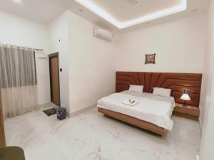 Postel nebo postele na pokoji v ubytování Hotel Modi Palace, Chanderi MP
