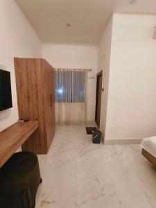TV a/nebo společenská místnost v ubytování Hotel Modi Palace, Chanderi MP