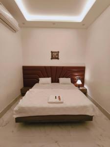 Postel nebo postele na pokoji v ubytování Hotel Modi Palace, Chanderi MP