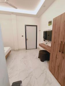 TV a/nebo společenská místnost v ubytování Hotel Modi Palace, Chanderi MP