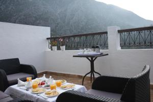 una mesa con comida y bebida en el balcón en Riad Zaitouna Chaouen, en Chefchaouen