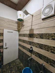 Koupelna v ubytování Hotel Modi Palace, Chanderi MP