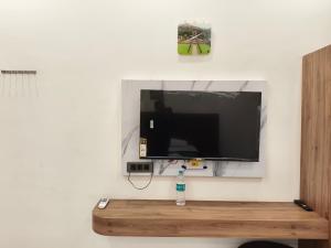 TV a/nebo společenská místnost v ubytování Hotel Modi Palace, Chanderi MP