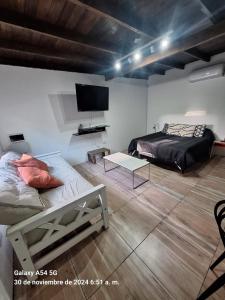 En eller flere senge i et værelse på Nuestra Esquina