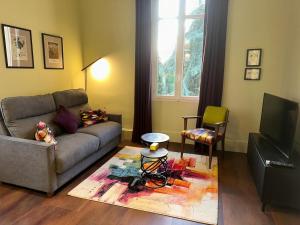 a living room with a couch and a television at T2 standing de La tour jayan in Agen
