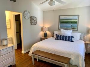 ein Schlafzimmer mit einem Bett und einer Uhr an der Wand in der Unterkunft Harbour Oaks, Unit 420 in Demere Park + 22 Fotos