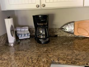 eine Kaffeemaschine auf einer Theke in einer Küche in der Unterkunft Harbour Oaks, Unit 420 in Demere Park