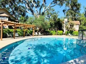ein großes Schwimmbecken mit blauem Wasser in der Unterkunft Harbour Oaks, Unit 420 in Demere Park